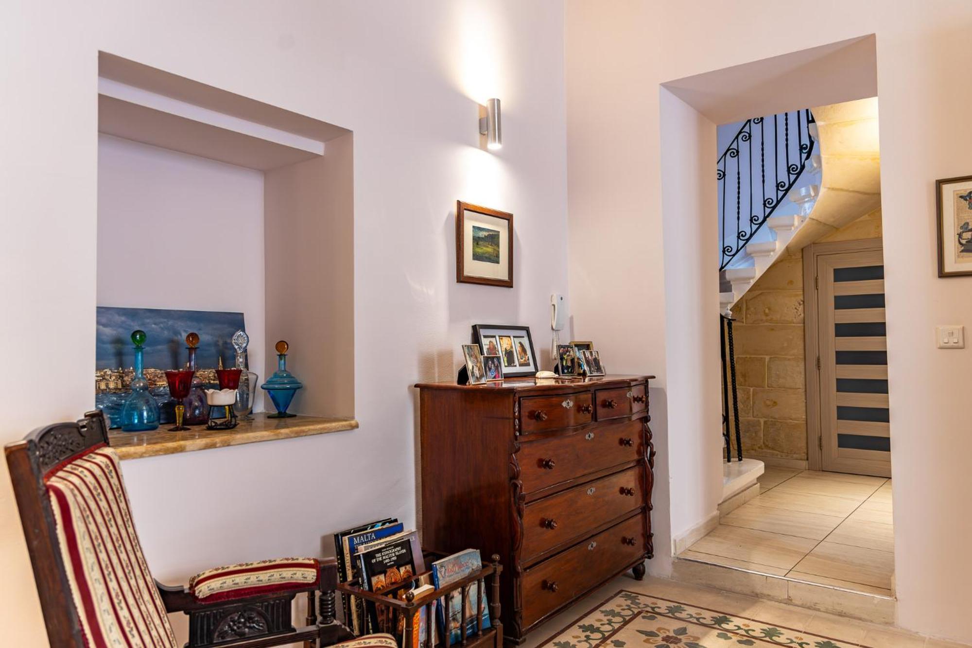 Traditional Maltese Styled 2Br Apartment With Large Maltese Balcony & Internal Yard - Located In The Heart Of Valletta - Maltese Capital City Esterno foto