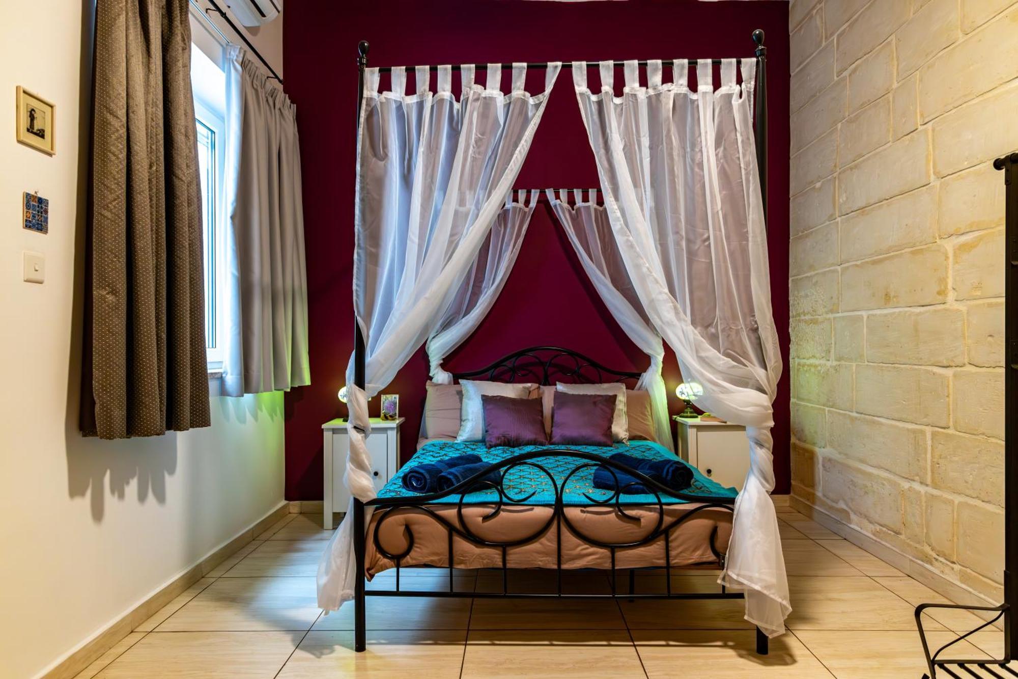 Traditional Maltese Styled 2Br Apartment With Large Maltese Balcony & Internal Yard - Located In The Heart Of Valletta - Maltese Capital City Esterno foto