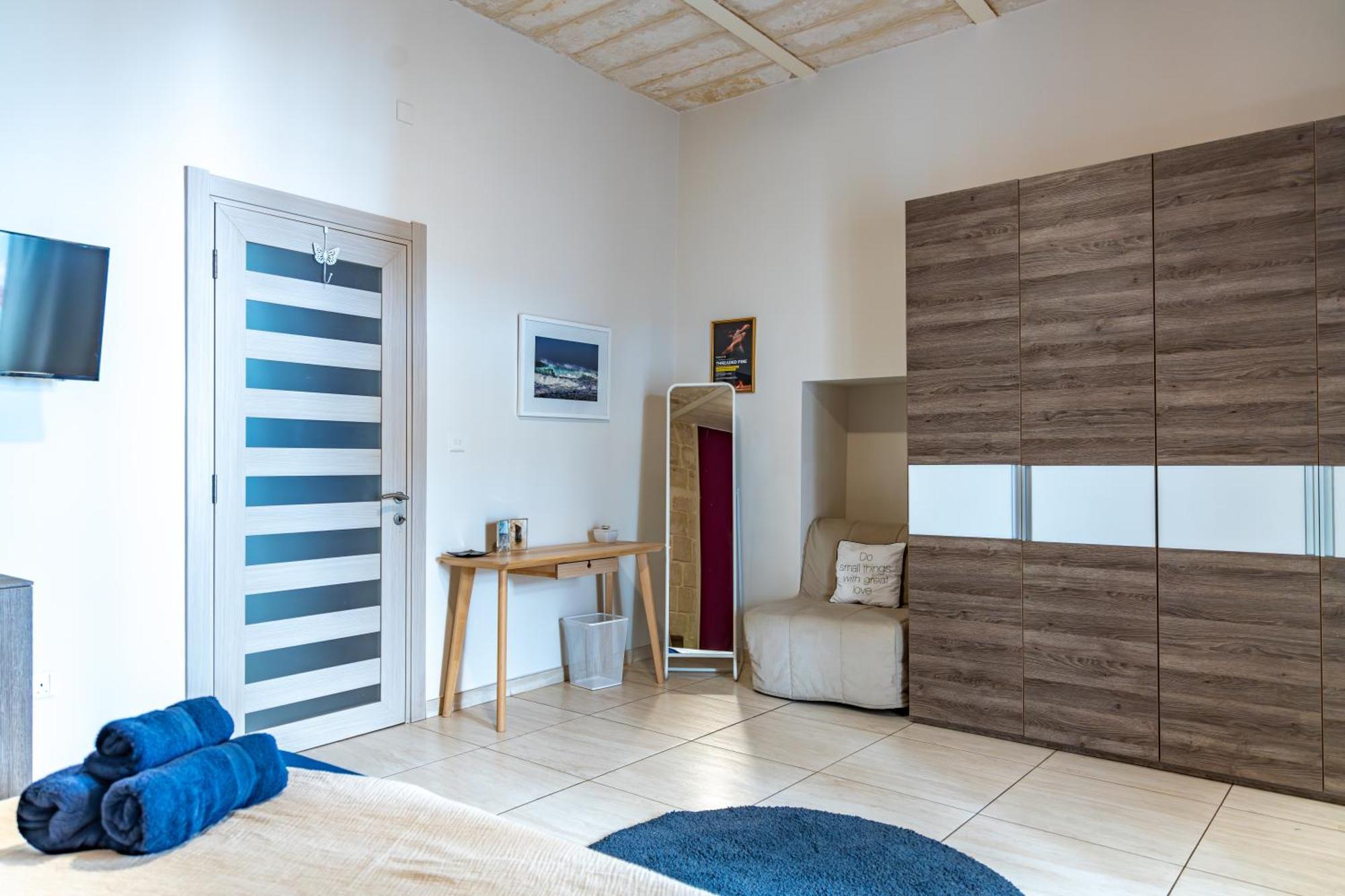 Traditional Maltese Styled 2Br Apartment With Large Maltese Balcony & Internal Yard - Located In The Heart Of Valletta - Maltese Capital City Esterno foto